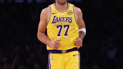 《内维尔炮轰：萨拉赫行为失当，曼联旧将C罗曾令他 similarly 火大》